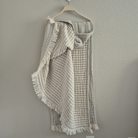 Piscatextil Elegant Cream and Gray StripedReversible Throw Blanket100% Cotton